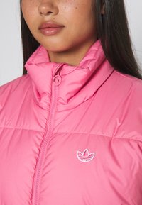 adidas Originals SHORT PUFFER MIDWEIGHT JACKET - Kerge jope - rose tone