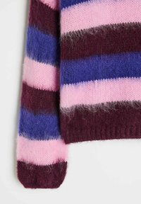 Sweter w paski o różnych szerokościach w ciemnym burgundzie, jasnym różu, głębokim purpurze i królewskim niebieskim. Miękka, puszysta tekstura, detal z prążkowanym mankietem.