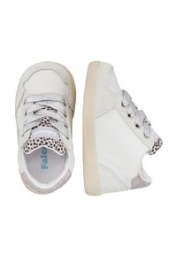Sneakers bianchi per bambini con lacci argentati, linguetta a pois, dettaglio glitter sul tallone e suole beige, mostrati in vista dall'alto e di lato.