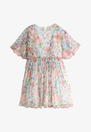 Bijela cvjetna haljina s ružičastim, plavim i zelenim cvjetovima, lepršavim rukavima, nabranim strukom i valovitim rubovima na rukavima i dolje.