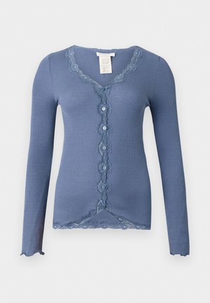 Cardigan long bleu à rayures et manches longues avec un bord en dentelle le long de l'encolure et de la patte de boutonnage, doté de boutons décoratifs et d'un ourlet festonné.