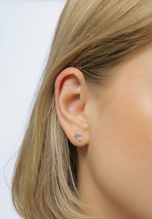 Sølvøreringe med oval rosa ædelsten, accentueret af små blå og grønne sten, sat i en stilfuld metalbase.