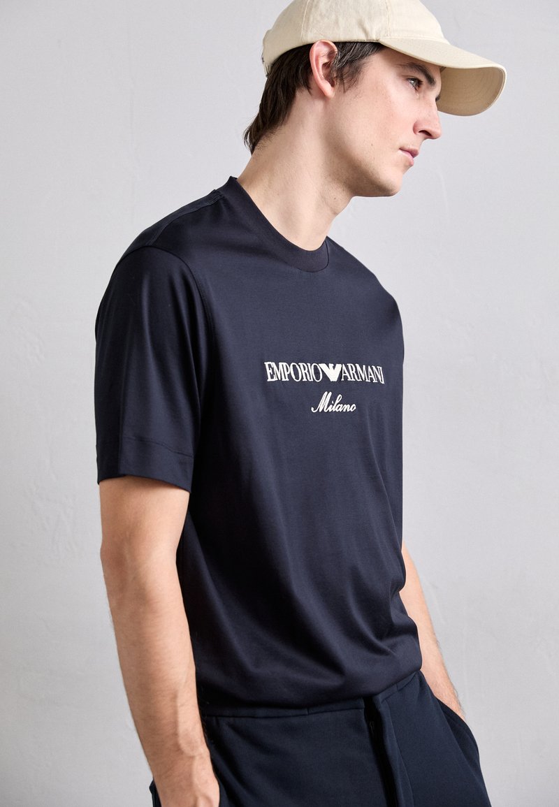 Maglietta Emporio Prezzo Maglia Armani Emporio Armani T-shirt Con Stampa Navy/blu Scuro