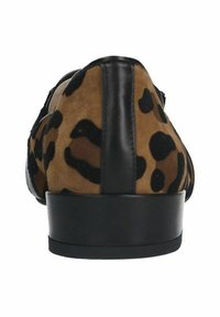 Scarpe in suede con stampa leopardata, retro in pelle nera e suola rotonda nera. La parte superiore testurizzata presenta distinti macchie nere su uno sfondo beige.