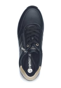 Schwarzer Ledersneaker mit Perforierung und Schnürdesign. Verfügt über einen Reißverschluss und goldene Akzente am Kragen. Weiße Gummisohle.