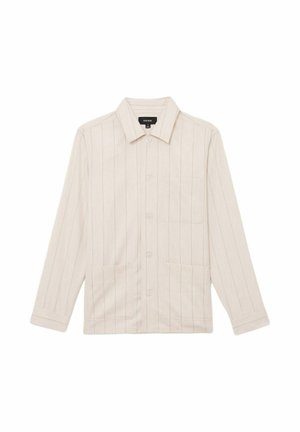 Beige langærmet skjorte med knapper, tynde lodrette striber og tre forlommer, lagt fladt på hvid baggrund.