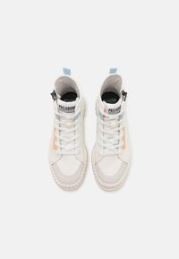 Des baskets montantes blanches et bleu clair en matériau texturé, avec un design à lacets et un accent orange sur le côté. Intérieur noir.
