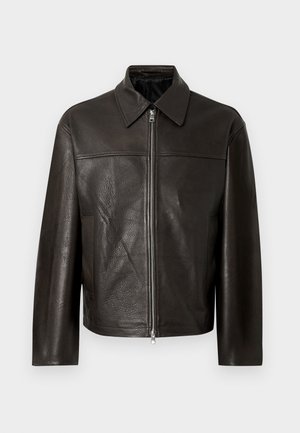 Brązowa skórzana kurtka z zamkiem błyskawicznym, kołnierzem typu point, prostym krojem i dwoma bocznymi kieszeniami. Teksturowana powierzchnia i subtelny połysk.