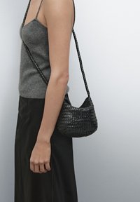 Massimo Dutti Axelremsväska - black