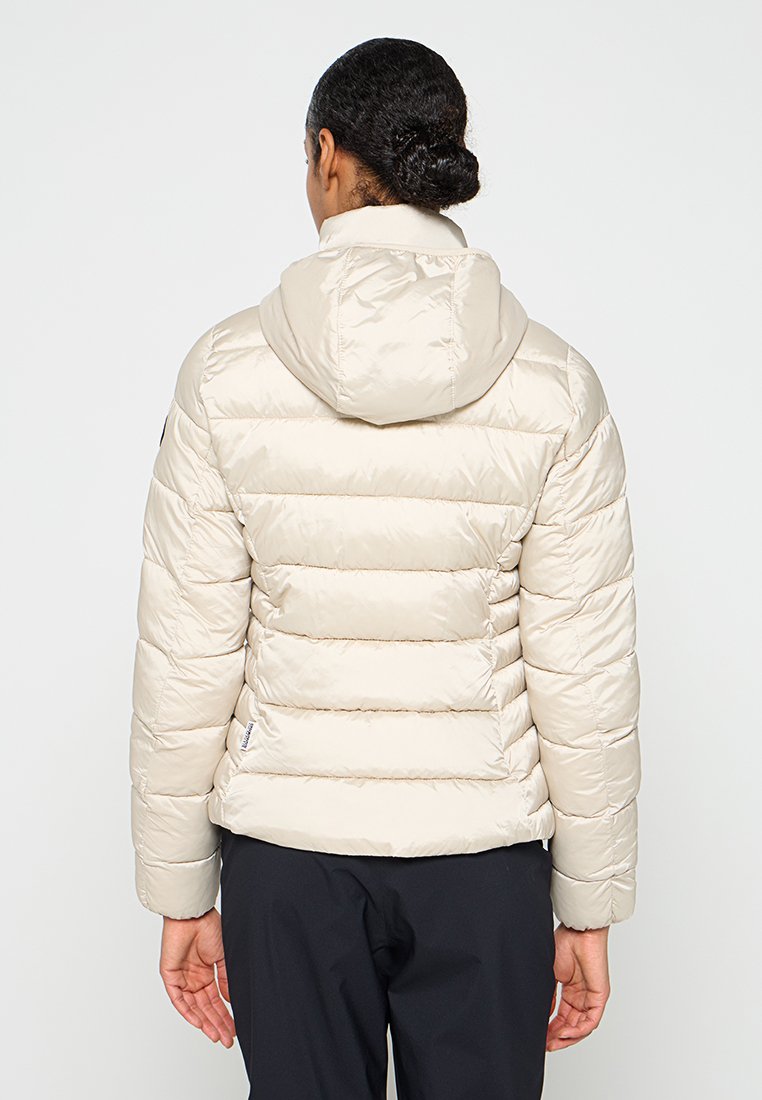 Giubbotto puffer beige con cappuccio, caratterizzato da una trapuntatura orizzontale, una texture liscia e polsini elasticizzati. Include una toppa con logo sulla spalla.