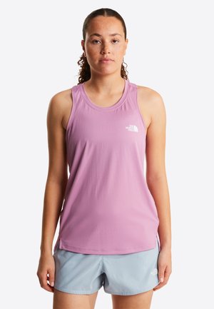 Camiseta deportiva sin mangas de color rosa claro con escote redondo y detalle de logo, combinada con pantalones cortos deportivos azul claro. Tejido suave y diseño sin mangas.