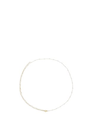 Delikatny srebrny naszyjnik z małymi białymi koralikami i złotym zapięciem typu homar, ułożony w okrągły kształt na białym tle.