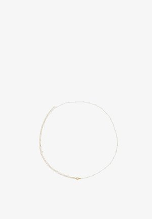 Delikatny srebrny naszyjnik z małymi białymi koralikami i złotym zapięciem typu homar, ułożony w okrągły kształt na białym tle.