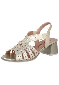 Sandalía metálica dorada de punta abierta con correas perforadas, tacón bajo y tira trasera elástica para mayor comodidad. Textura suave, diseño sencillo.