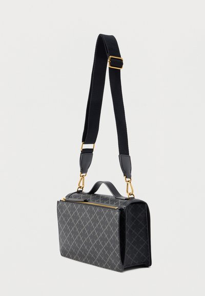 Ορθογώνια τσάντα χειρός σε σκούρο γκρι δέρμα με γεωμετρικό σχέδιο. Διαθέτει χειρολαβή στο πάνω μέρος, ρυθμιζόμενο μαύρο λουράκι και μεταλλικά στοιχεία σε χρυσό τόνο.
