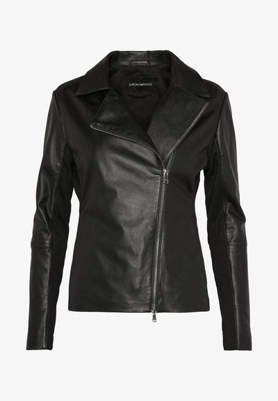 Jaqueta de moto em couro preto com colarinho aberto, fecho de zipper e tecido em contraste nas mangas. Textura suave com corte ajustado.