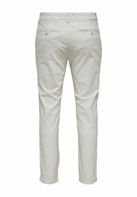 Pantalons beige clair à coupe droite, fabriqués en tissu doux, dotés de deux poches arrière et de détails de couture subtils.