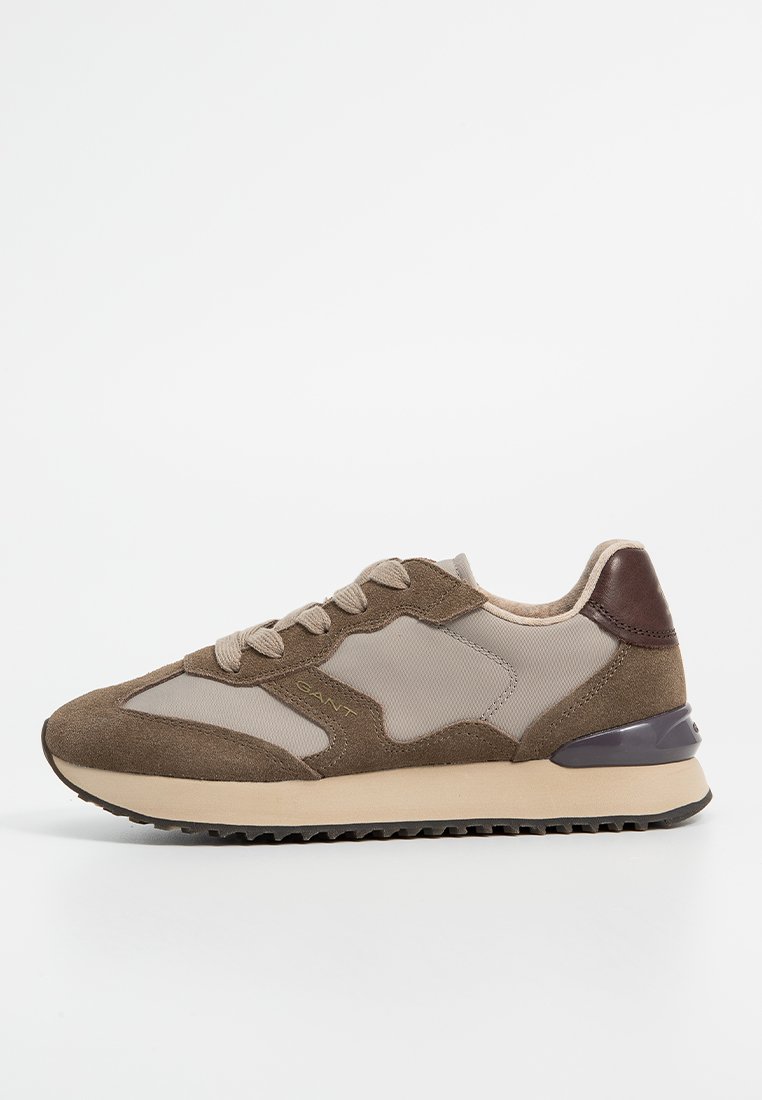 Bruine en beige casual sneakers met suede en mesh panelen, vetersluiting, gevoerde zool en een donkerbruin hakaccent.