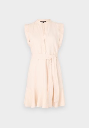 Jasnoróżowa sukienka z zapięciem na guziki z przodu, kołnierzykiem mandarynkowym, bez rękawów i przewiązywanym paskiem w talii. Posiada rozkloszowany dół. Gładka faktura.