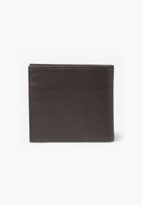 Carteira de couro castanho com superfície texturizada, design dobrável e costura cuidada. As margens são suaves e a ausência de ferragens visíveis realça a simplicidade.