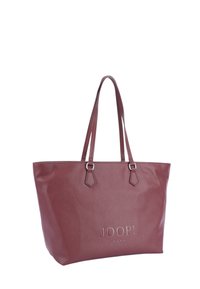 Bordo usnjeni nakupovalni trač z teksturirano površino, dvema dolgima ročkama in reliefnim logotipom "JOOP! JEANS" na sprednji strani. Eleganten in prostoren dizajn.