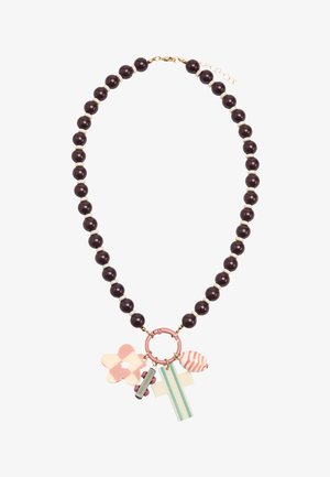 Naszyjnik z ciemnymi, okrągłymi koralikami i pięcioma kolorowymi zawieszkami, w tym dwoma krzyżykami, owalnym, pasiastym koralikiem, małą blaszką i kształtem kwiatu.