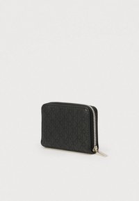 Μαύρο δερμάτινο πορτοφόλι με διάτρητο μοτίβο διαμαντιού, κλείσιμο με φερμουάρ και ασημένιο εξοπλισμό. Συμπαγής ορθογώνιο σχήμα με λεία υφή.