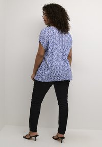 Kaffe Curve AMI STANLEY - Pluus - blue white graphic