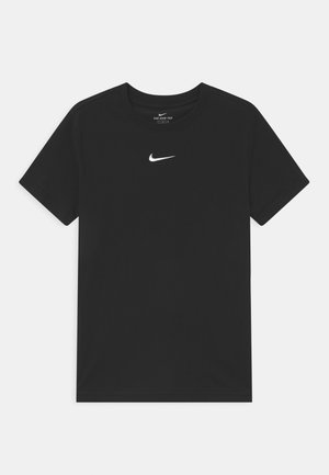 Zwart Nike T-shirt met korte mouwen, ronde hals en klein wit Nike-swooshlogo in het midden van de borst.