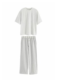 Un tricou gri deschis cu mânecă scurtă, asociat cu o pereche de pantaloni gri deschis, lejeri, cu talie elastică și închidere cu nasture, pe un fundal alb.