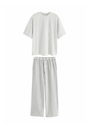 Un tricou gri deschis cu mânecă scurtă, asociat cu o pereche de pantaloni gri deschis, lejeri, cu talie elastică și închidere cu nasture, pe un fundal alb.