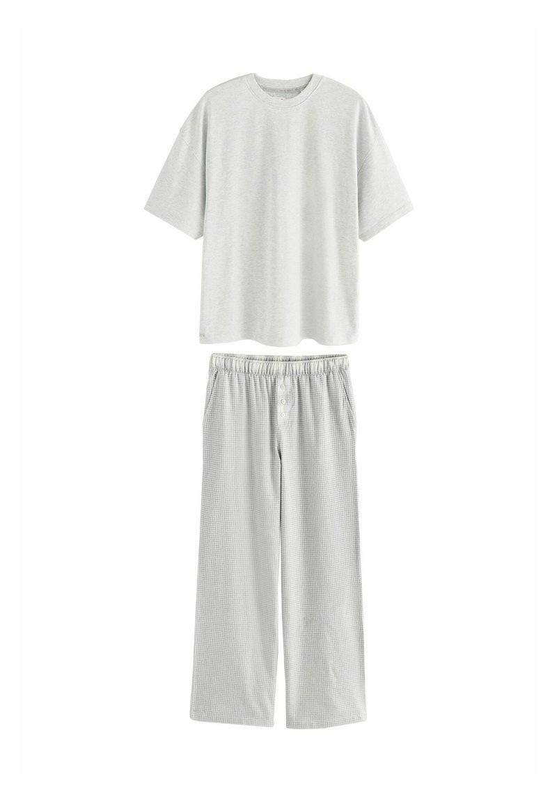 Un tricou gri deschis cu mânecă scurtă, asociat cu o pereche de pantaloni gri deschis, lejeri, cu talie elastică și închidere cu nasture, pe un fundal alb.