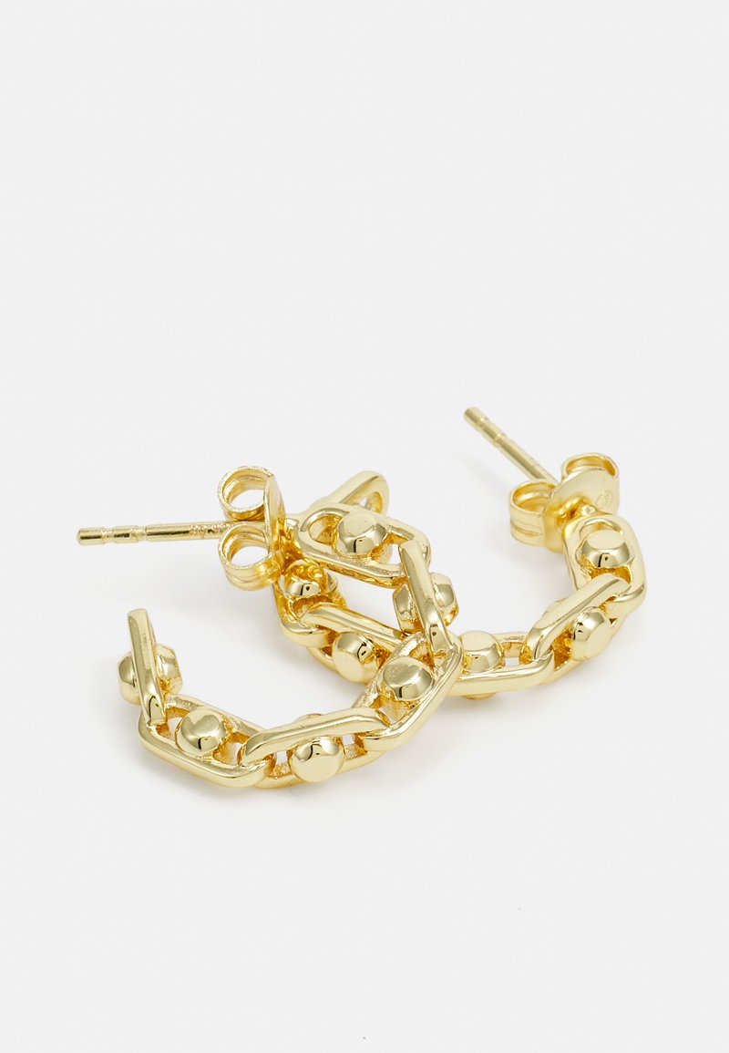 Pendientes en tono dorado, tipo media arandela, con diseño de cadena entrelazada y acentos esféricos en los postes con respaldo de mariposa sobre fondo blanco.