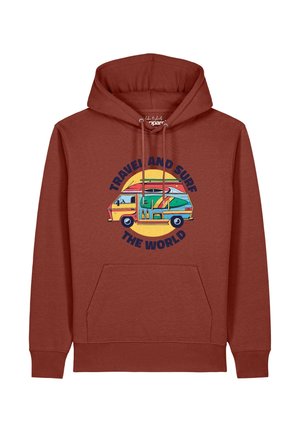 Hoodie in Rostfarbe mit einer Grafik eines Campervans, der Surfboards trägt, und dem Text "Travel and Surf the World" in fetten Buchstaben.
