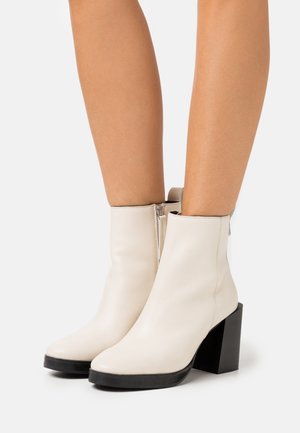 ASRA, Bottines à talons hauts - off-white