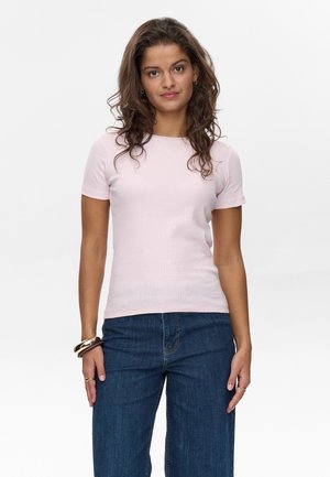Helles rosa T-Shirt mit kurzen Ärmeln, gerippter Textur, rundem Ausschnitt und figurbetontem Schnitt, kombiniert mit dunkelblauen Schlaghosen.