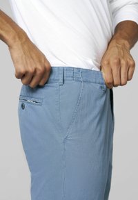 Pantaloni di cotone azzurri con vestibilità dritta, dotati di tasca posteriore con chiusura a bottone e passanti per cintura in vita.