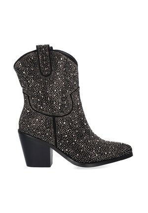 Botas de tobillo estilo vaquero en negro con un exterior brillante de cuentas, puntera puntiaguda y tacón ancho, que presentan detalles de costura sutiles.
