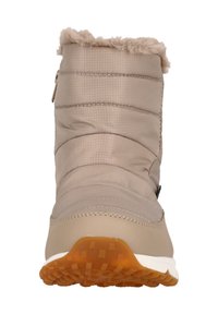 Beige synthetische Schneestiefel mit gestepptem Obermaterial, Kunstfellbesatz und Gummisohle mit strukturiertem Griffmuster. Seitlicher Reißverschluss sichtbar.