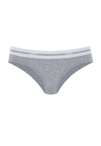Chiloți gri din bumbac cu un brâu elastic alb, pe care este inscripționat textul "COPENHAGEN STUDIOS" în gri. Materialul are un aspect moale și texturat.