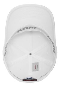 Bijela Flexfit kapa s glatkom teksturom, zaobljenim oblikom i mekim unutarnjim pojasom s oznakom "FLEXFIT." Ima otvore za ventilaciju i kružnu vrh.