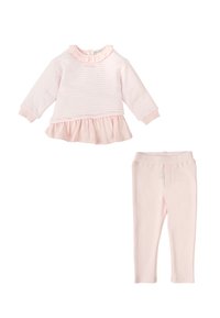Top de manga larga rosa claro con un dobladillo con volantes y rayas blancas, combinado con leggings rosa sólido a juego. Tejido suave, diseño sencillo.