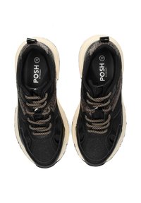 Sneaker nere con una superficie testurizzata, accenti beige e un pannello laterale a motivi. Presentano lacci spessi e una suola ammortizzata. Taglia 37.