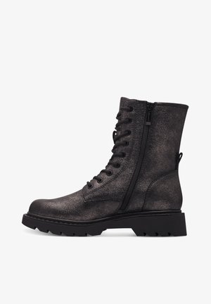 Czarne buty bojowe z textured wykończeniem, sznurowanym przodem, bocznym zamkiem, rugged podeszwą i wzmocnionymi szwami.