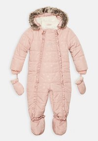 Roze gewatteerde sneeuwpak met een capuchon van nepbont, franje-details en hartpatronen. Inclusief bevestigde handschoenen en voetbedekkingen.
