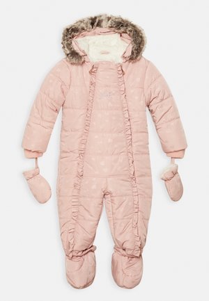 Vaaleanpunainen pehmustettu talviala, jossa on tekoturkiskärjet, röyhelödetailit ja sydänkuvioita. Mukana kiinteät lapaset ja jalkasuojat.