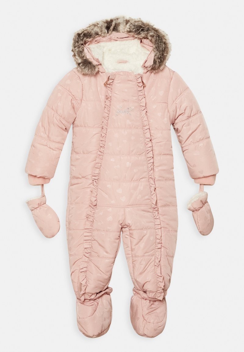 Roze gewatteerde sneeuwpak met een capuchon van nepbont, franje-details en hartpatronen. Inclusief bevestigde handschoenen en voetbedekkingen.