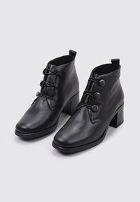 Sandra Fontán Botines con cordones - black