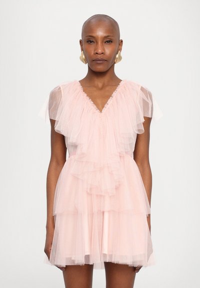 Roze tule jurk met tiered ruches en een V-halslijn. Doorzichtige korte mouwen en een getailleerde taille. Glad, lichtgewicht stoffen textuur.