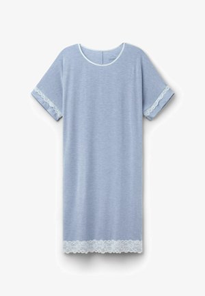 Camicia da notte azzurro chiaro a maniche corte con rifiniture in pizzo bianco su maniche e orlo, scollo rotondo e tessuto morbido.